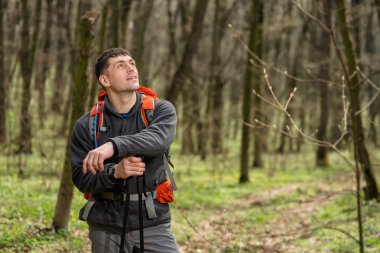 Hiking kullanan adam Polonyalılar açık havada ormanda sopa.