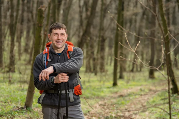 Caminante masculino mirando hacia un lado caminando en el bosque — Foto de Stock