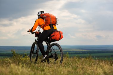 Genç adam dışarıda Bisiklete biniyor. Sağlıklı yaşam tarzı.