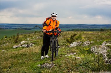 Genç adam dışarıda Bisiklete biniyor. Sağlıklı yaşam tarzı.