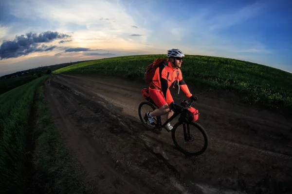 Montanha ciclista passeios na trilha contra belo pôr do sol — Fotografia de Stock