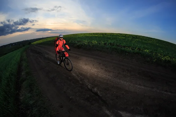 Горный велосипедист едет по тропе против красивого заката — стоковое фото