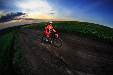 Sırt çantası ile turist bisikletle seyahat