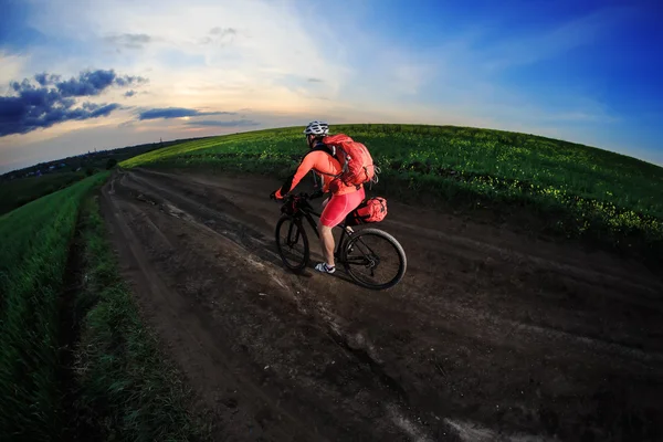 Toerist met een rugzak reist per fiets — Stockfoto