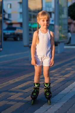 Bir park paten üzerinde küçük güzel kız