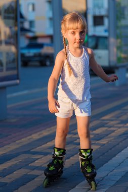 Bir park paten üzerinde küçük güzel kız