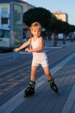 Bir park paten üzerinde küçük güzel kız