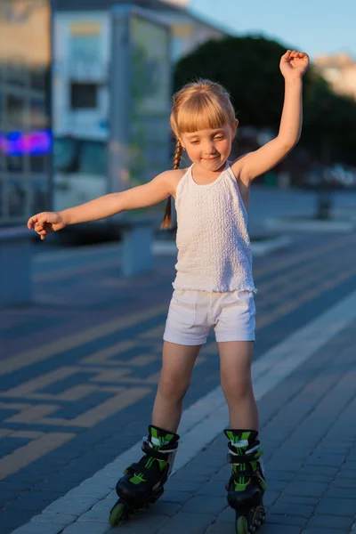 롤러 스케이트 공원에서에 예쁜 소녀 — 스톡 사진