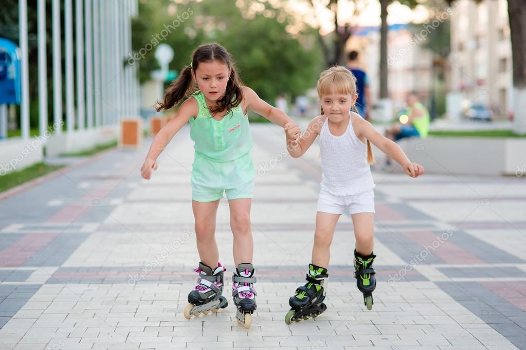 мальчик катает девочку. катание на велосипеде весной дети. маликидевучкавелосепед. девочка, катающаяся на роликах в парке. ребенок на роликах осенью.