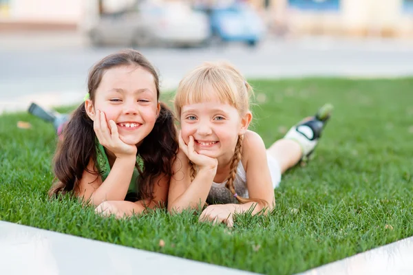 Duas irmãzinhas se divertindo no parque de verão — Fotografia de Stock