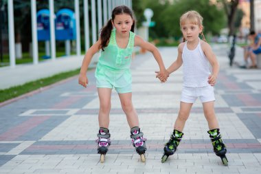 iki güzel küçük kız bir tekerlekli paten