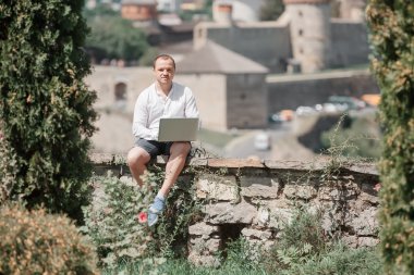 Dizüstü bilgisayarda çalışan genç başarılı erkeğin