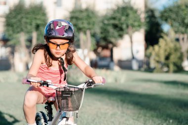 yaz günbatımı mutlu kız binicilik bisiklet park