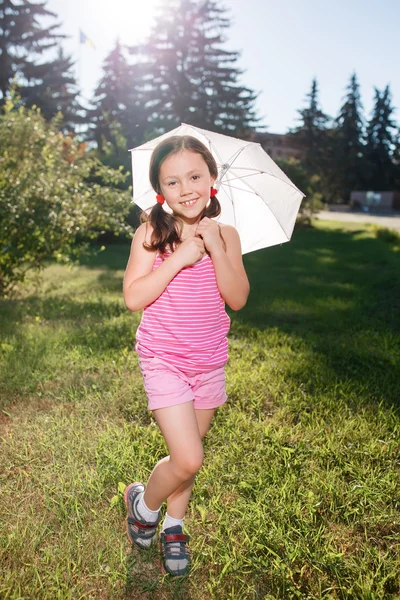 Menina sorridente com guarda-chuva em shorts rosa e camiseta — Fotografia de Stock