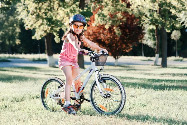 여름 일몰 공원에서 행복 한 여자 승마 자전거 — 스톡 사진