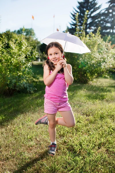 Menina sorridente com guarda-chuva em shorts rosa e camiseta — Fotografia de Stock