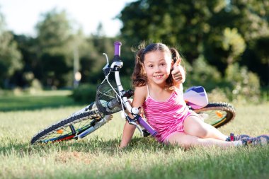 yaz günbatımı mutlu kız binicilik bisiklet park