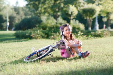 yaz günbatımı mutlu kız binicilik bisiklet park