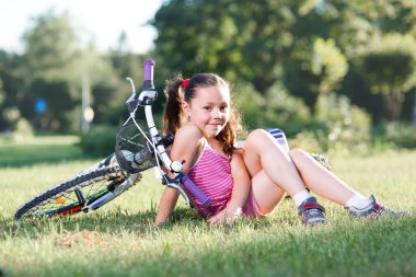 yaz günbatımı mutlu kız binicilik bisiklet park