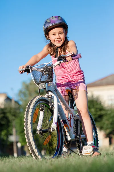 여름 일몰 공원에서 행복 한 여자 승마 자전거 — 스톡 사진