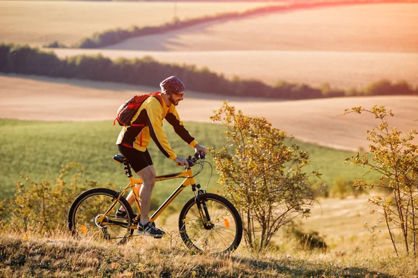 Bicicleta de montaña ciclista montar una sola pista sobre el valle del atardecer — Foto de Stock