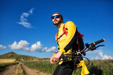 Dağ bisiklet bisikletçi tek sürme izlemek günbatımı Vadisi