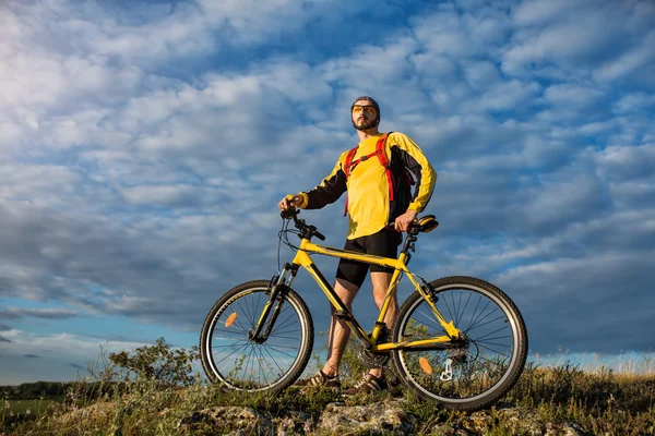 Górski rower rowerzysta jazda konna jeden utwór powyżej Dolina słońca — Zdjęcie stockowe