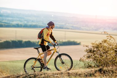 Dağ bisiklet bisikletçi tek sürme izlemek günbatımı Vadisi