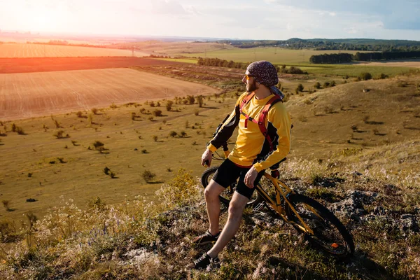 Bicicleta de montaña ciclista montar una sola pista sobre el valle del atardecer — Foto de Stock
