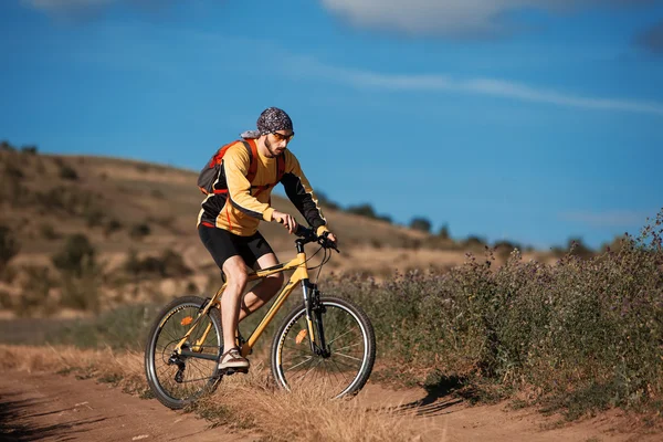 Bicicleta de montaña ciclista montar una sola pista sobre el valle del atardecer — Foto de Stock