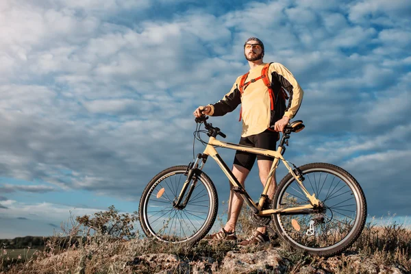 Mountain Bike ciclista su pista singola sopra la valle del tramonto — Foto Stock