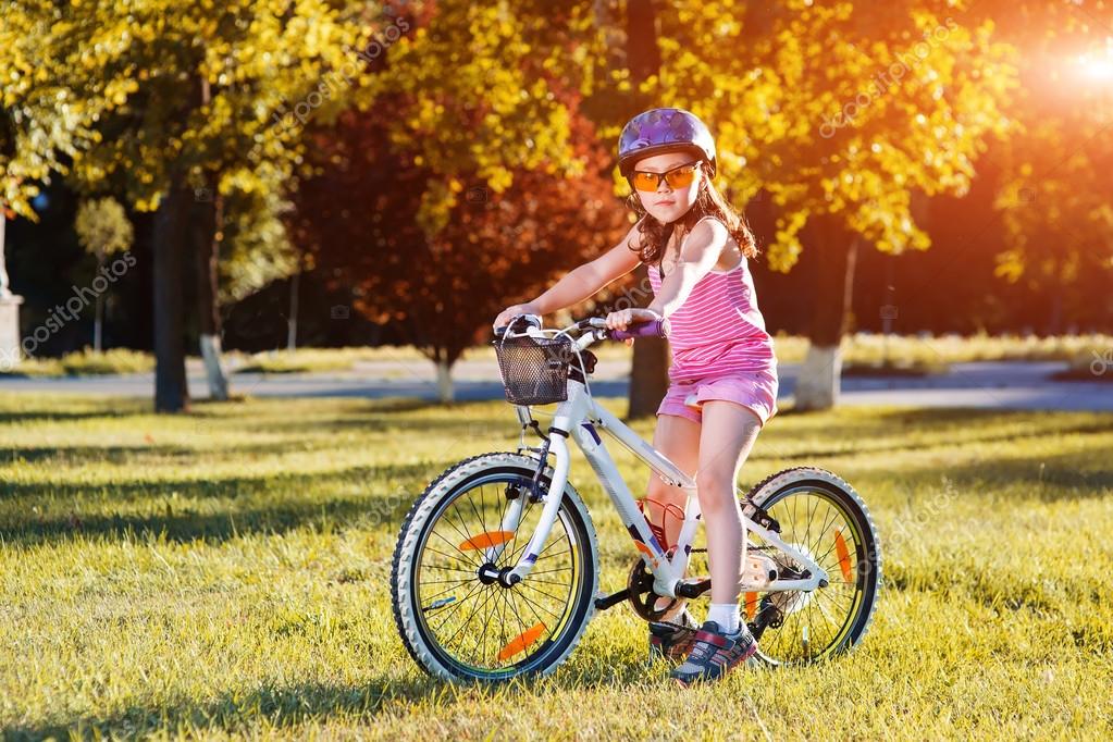 Imagenes Niños Manejando Bicicleta | crian 231 a andando de bicicleta o garoto no capacete na moto Imagenes Niños Manejando Bicicleta | crian 231 a andando de bicicleta o garoto no capacete na moto