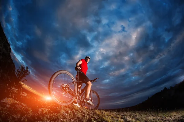 Górski rower rider na wzgórzu z tło wschód — Zdjęcie stockowe