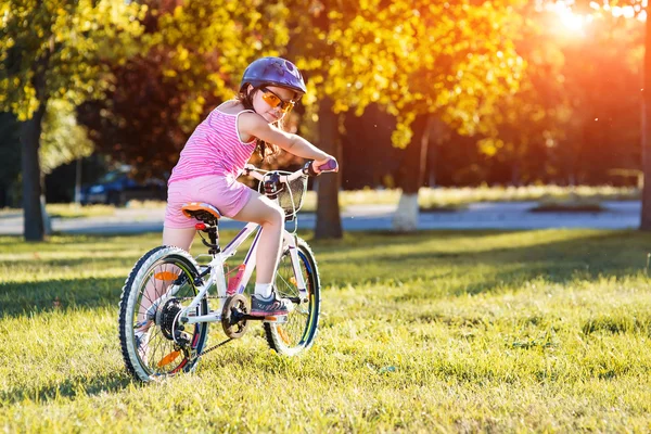 아이 자전거를 타고입니다. 자전거 헬멧에 아이 — 스톡 사진