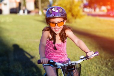 Çocuk bir bisiklet sürme. Çocuk Bisiklet kask içinde