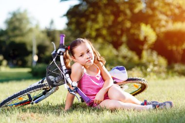 çocuk kız binicilik bisiklet yaz günbatımı Park.