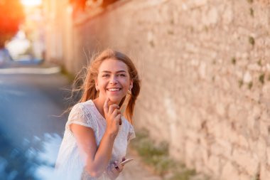 Zarif genç kadın tablet kullanma
