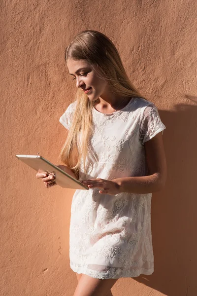 Mulher jovem elegante usando tablet — Fotografia de Stock