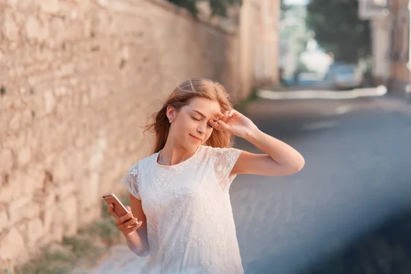 Mulher jovem elegante usando tablet — Fotografia de Stock