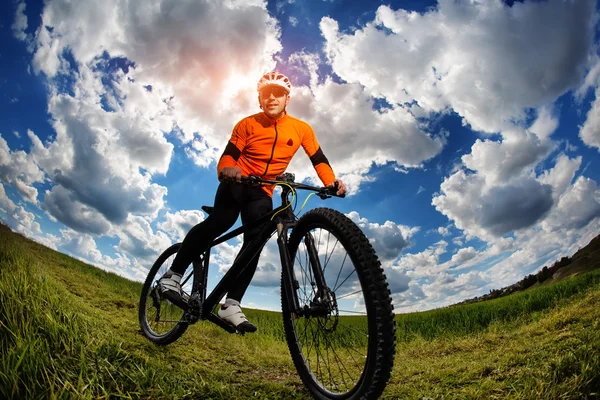 Rowerzysta w czerwony sport sprzęt i kask — Zdjęcie stockowe