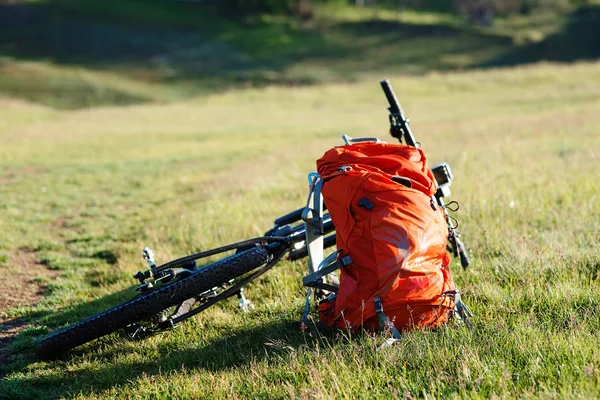 Kerékpár a narancssárga táska az utazás — Stock Fotó