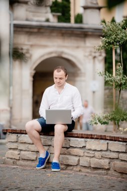 onun bilgisayar üzerinde çalışan iş adamı serbest meslek