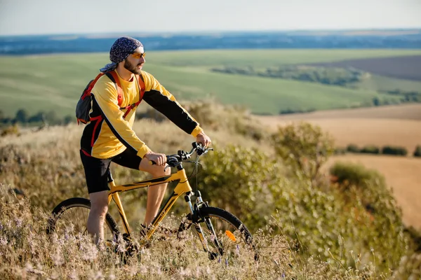 Joven ciclismo en una carretera rural — Foto de Stock