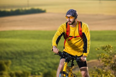 Dağ bisikleti üzerinde parlak delikanlı