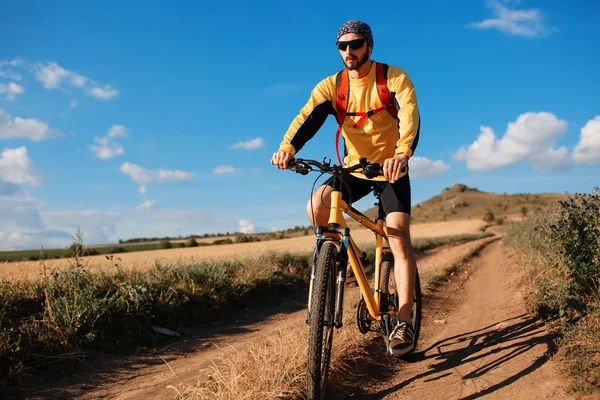 Молодий яскравий чоловік на гірському велосипеді — стокове фото