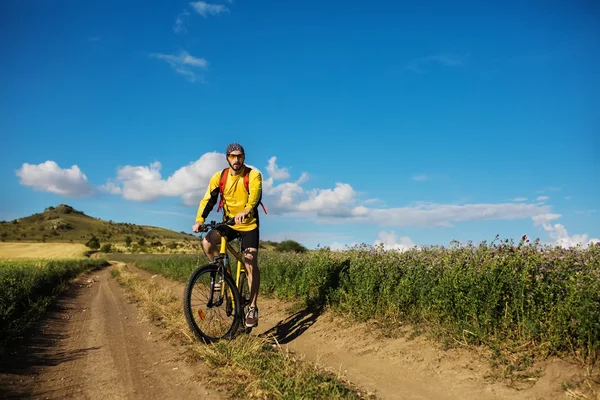 Joven hombre brillante en bicicleta de montaña — Foto de Stock