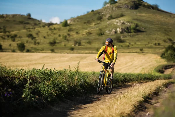 Joven hombre brillante en bicicleta de montaña — Foto de Stock