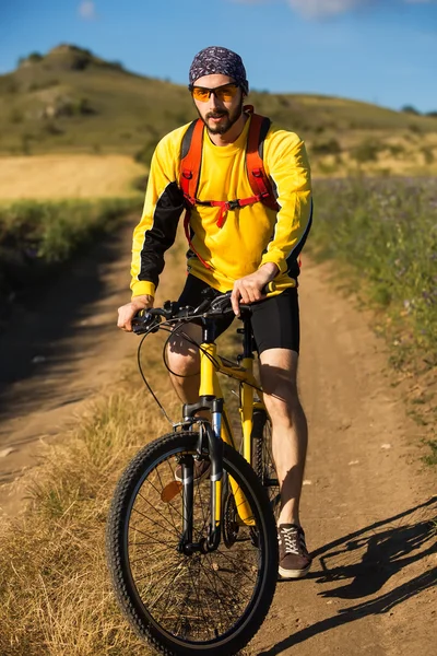 Молодий яскравий чоловік на гірському велосипеді — стокове фото