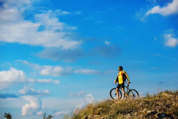 Young bright man on mountain bike — Stock Photo, Image