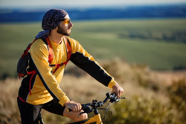 Joven hombre brillante en bicicleta de montaña — Foto de Stock